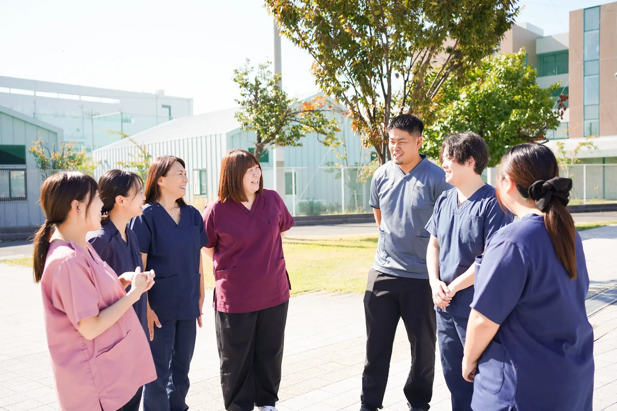 スタッフ同士の会話風景